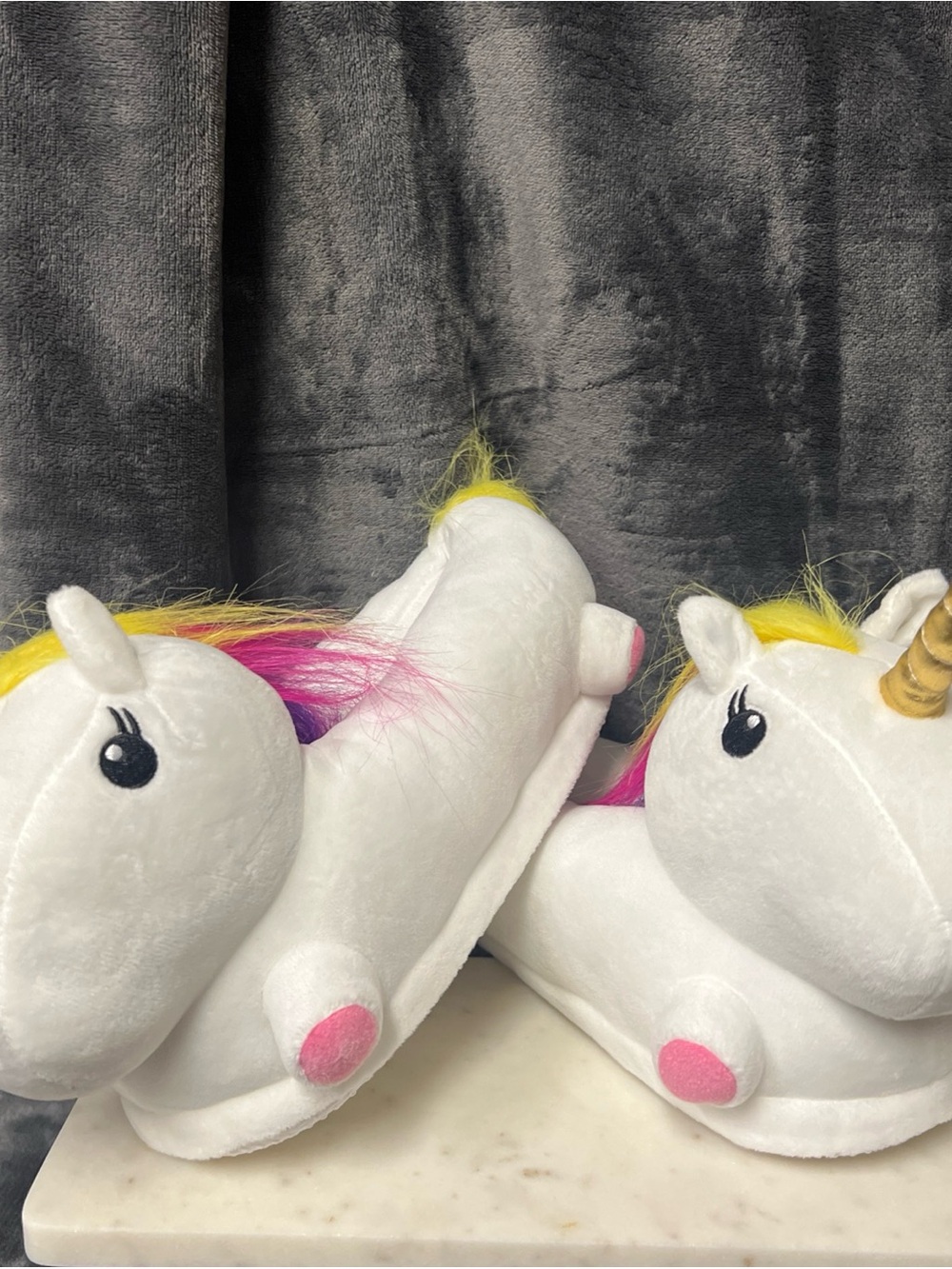 Urmi cute to the core White Plush Unicorn Slippers  size 6.5 women’s, Yth L-XL